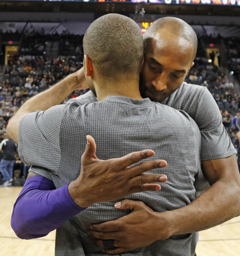 結束與馬刺一戰，Kobe和馬刺後衛帕克擁抱。（法新社）
