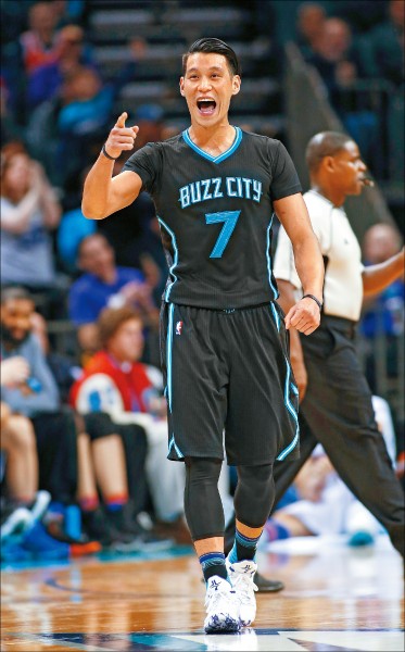 專欄作家認為，林書豪擁有廣大亞裔粉絲群，黃蜂不會交易他。（資料照，美聯社）