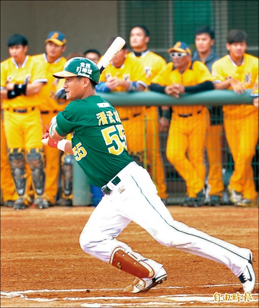 潘武雄昨敲2支安打,新球季也開始加練一壘守備。
(記者黃志源攝) 潘武雄昨敲2支安打,新球季也開始加練一壘守備。
(記者黃志源攝)