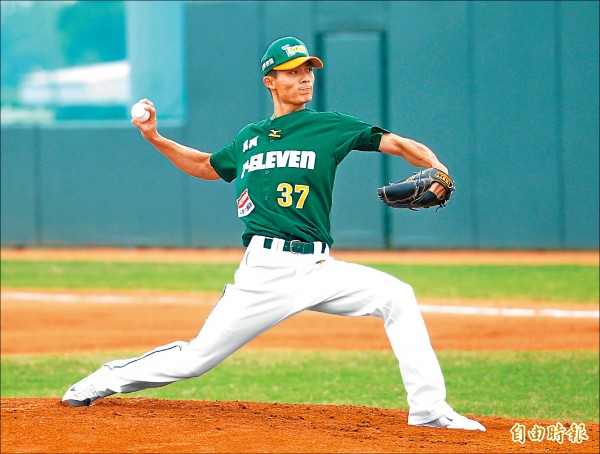 獅頭邱浩鈞昨登板,投3局失1分。(記者黃志源攝) 獅頭邱浩鈞昨登板,投3局失1分。(記者黃志源攝)