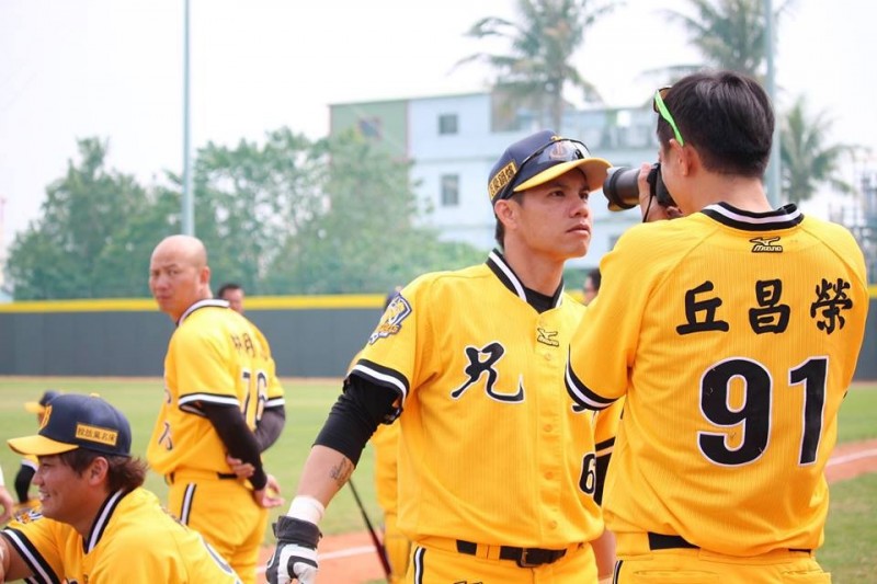 兄弟眾球星們拿起相機充當小編。（取自中信兄弟粉絲頁）