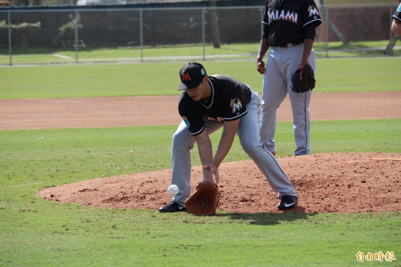 陳偉殷進行投手前滾地球守備練習。（特派記者羅志朋攝）