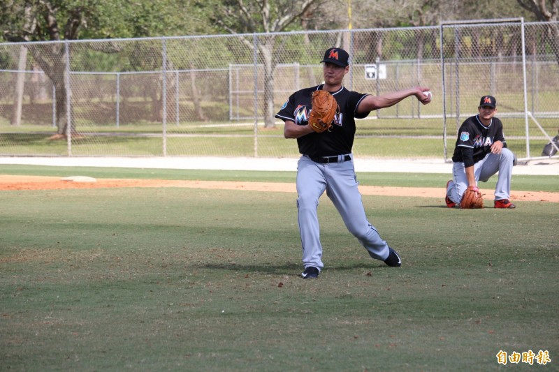 陳偉殷接到投手前滾地球後傳三壘。（特派記者羅志朋攝）