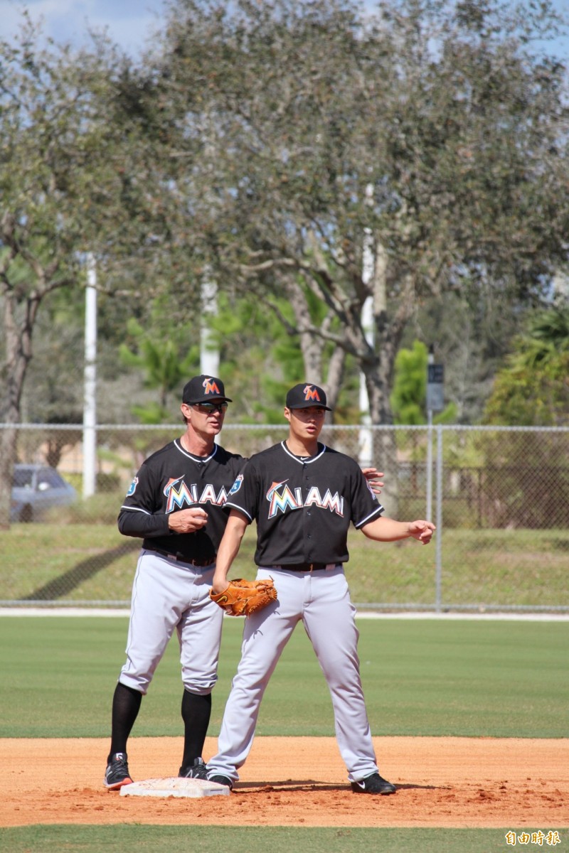 陳偉殷守備練習，總教練馬丁利上前提點暗號。（特派記者羅志朋攝）
