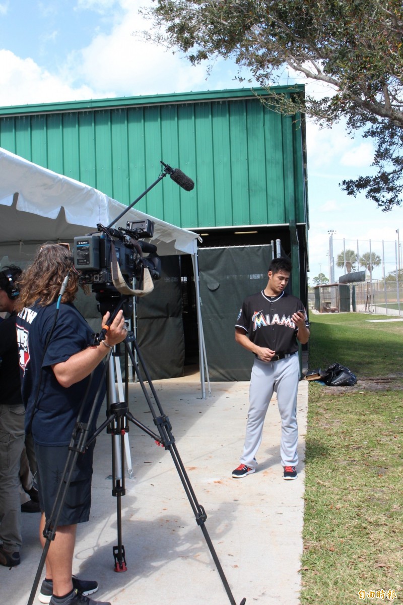 錄影前，陳偉殷先看手機上面的中文「提示」字幕。（特派記者羅志朋攝）