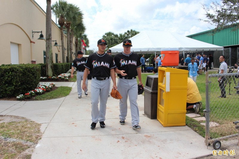 陳偉殷（左）準備到球場熱身練球。（特派記者羅志朋攝）