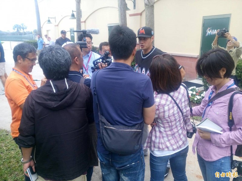 日本媒體對於一朗和陳偉殷成為隊友也很感興趣，殷仔正用流利的日文回答日媒問題。（特派記者羅志朋攝）