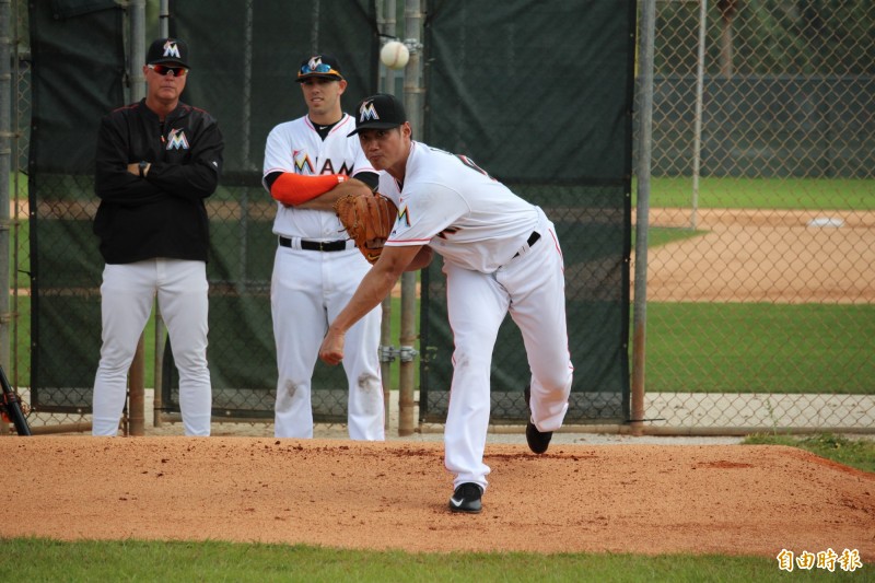 陳偉殷牛棚練投，陣中王牌投手費南德茲（中）全程緊盯。（特派記者羅志朋攝）