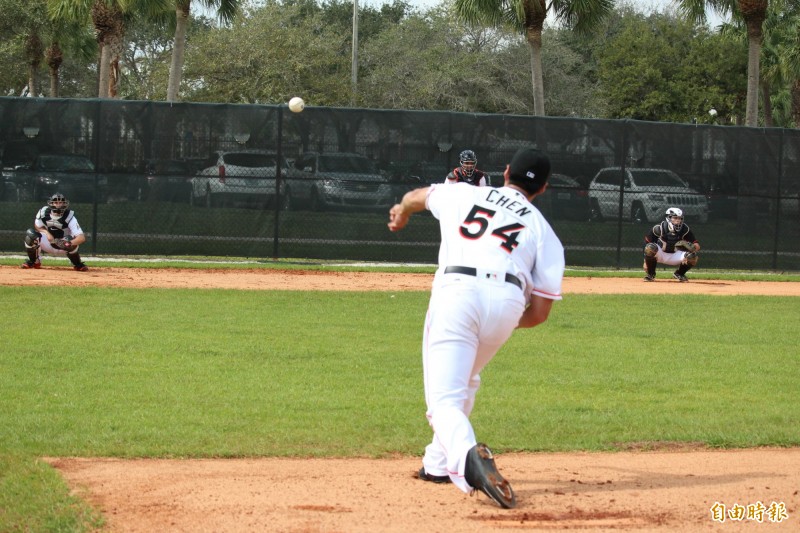 今天陳偉殷對於變速球和滑球感到滿意，大曲球只是稍微抓一下感覺。（特派記者羅志朋攝）