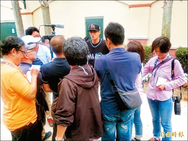 陳偉殷接受日本媒體採訪。（特派記者羅志朋攝）