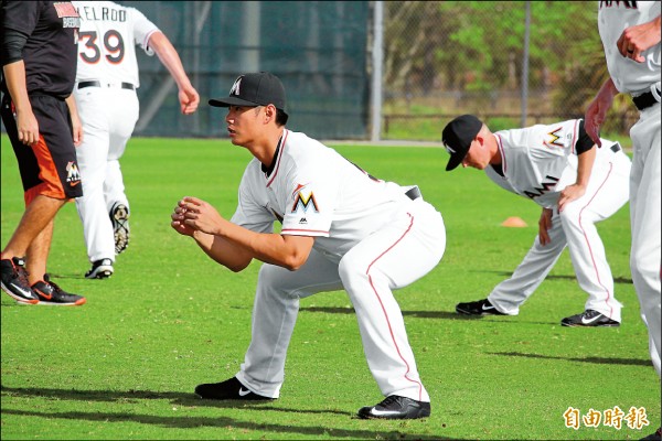 陳偉殷熱身練習每個動作都不馬虎。（特派記者羅志朋攝）