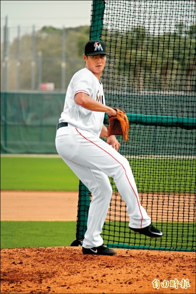 陳偉殷昨天首度丟BP擔任打擊練習投手。（特派記者羅志朋攝）