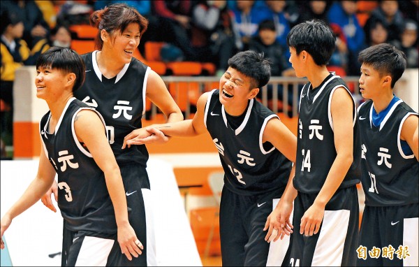 台元吳盈潔（中）狂砍31分，助隊以76：62擊敗中華電信。（記者林正堃攝）