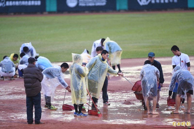 高中棒球聯賽 雨下一整晚冠軍戰延至週日開打 自由體育