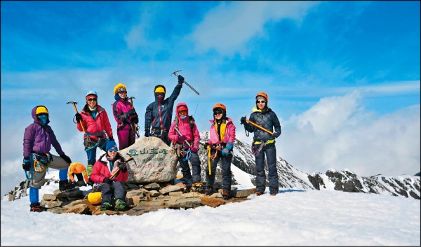 全女子雪訓隊挑戰雪山，背了4天的糧食和裝備完成任務。（李美涼提供）