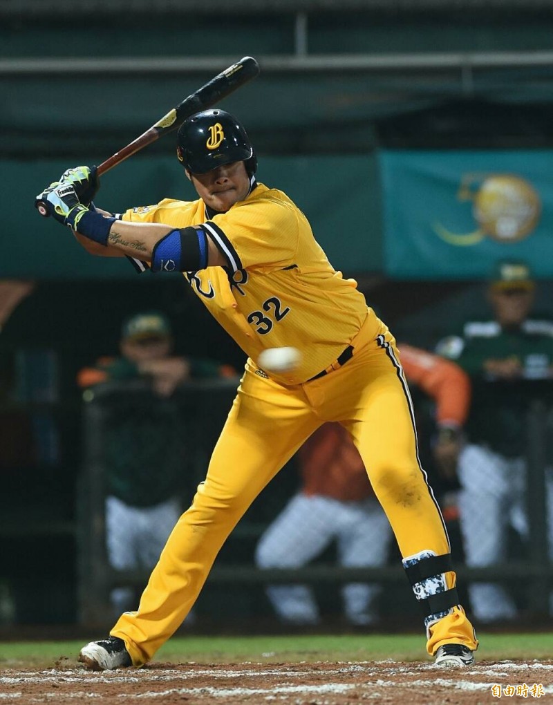 林智勝四局下閃躲近身球。（記者廖振輝攝）