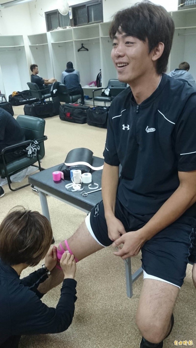 王溢正治療時，和趕來慰問的林益全開玩笑。（記者林宥辰攝）