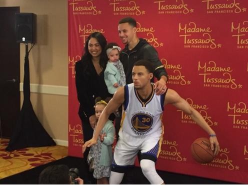 柯瑞一家人到現場觀賞自己的蠟像。（擷圖取自Rusty Simmons推特）