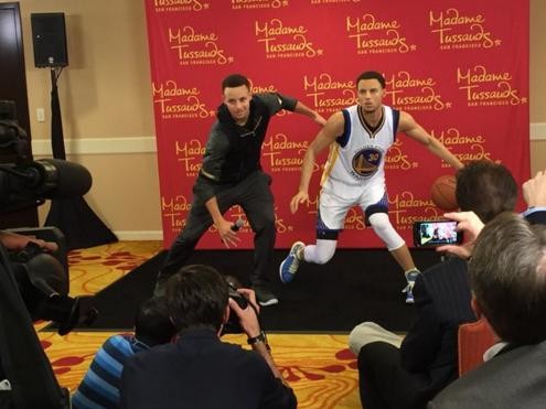 柯瑞現場擺出與蠟像相同的動作。（擷圖取自Rusty Simmons推特）