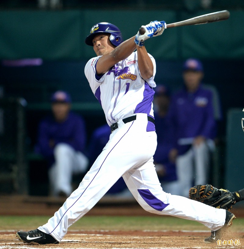 義大林哲瑄轟出全壘打。（記者林正堃攝）