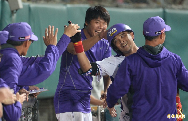 張建銘敲出三分砲。（記者林正堃攝）