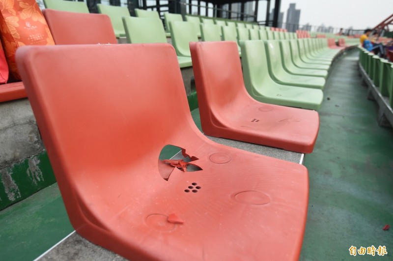 昨晚被許基宏「炸裂」的椅子。（記者廖耀東攝）