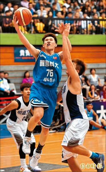 醒吾隊長李愷諺（左）昨挹注15分，並在決勝節吹起反攻號角。（記者簡榮豐攝）