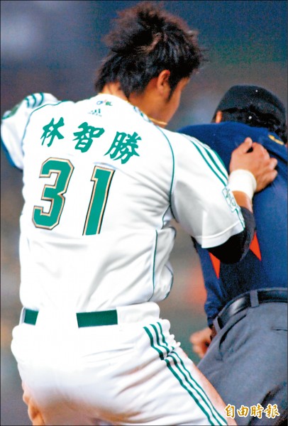 2008年4月4日,當時在La NEW熊的林智勝(左)發生衝撞江春緯事件。
(資料照,記者黃志源攝) 2008年4月4日,當時在La NEW熊的林智勝(左)發生衝撞江春緯事件。
(資料照,記者黃志源攝)
