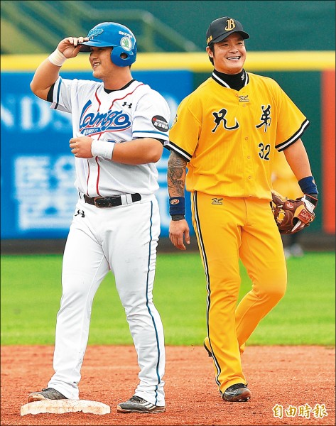表兄弟林智勝(右)、陳俊秀(左),8年前與8年後衝撞同一位裁判。(記者陳志曲攝) 表兄弟林智勝(右)、陳俊秀(左),8年前與8年後衝撞同一位裁判。(記者陳志曲攝)