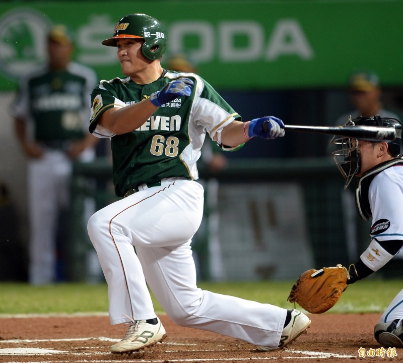 高國慶安打敲回第一分。（記者林正堃攝）