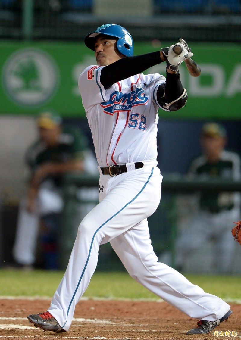 陳金鋒轟出全壘打。（記者林正堃攝）