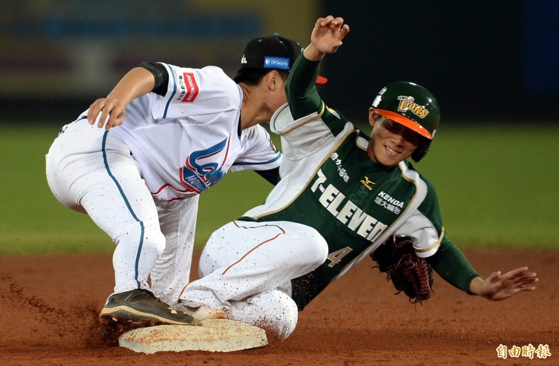 林承飛刺殺不及，統一吳國豪安全攻上二壘。（記者林正堃攝）
