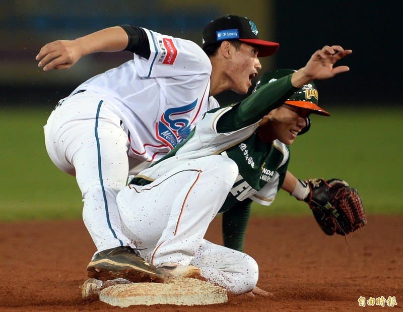 林承飛刺殺不及，統一吳國豪安全攻上二壘。（記者林正堃攝）