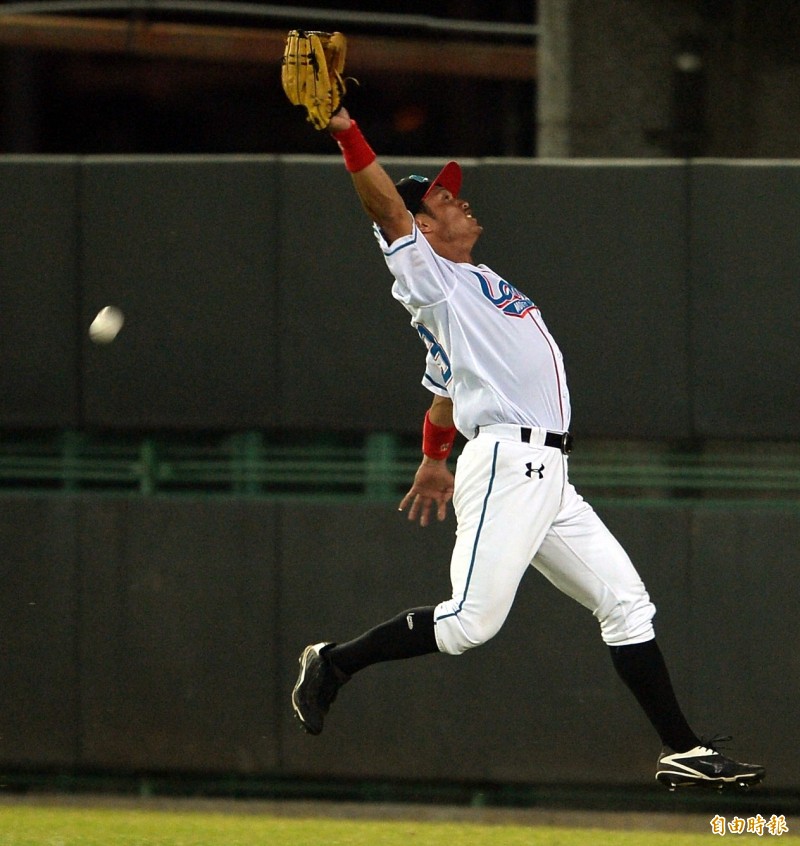 陽耀勳跑過頭，球在他身後落地。（記者林正堃攝）