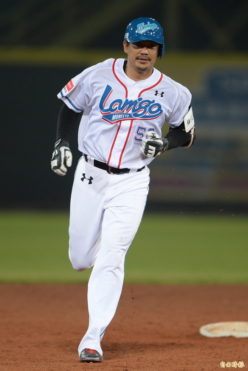 陳金鋒轟出全壘打，全場High翻，最淡定的卻是主角陳金鋒。（記者林正堃攝）