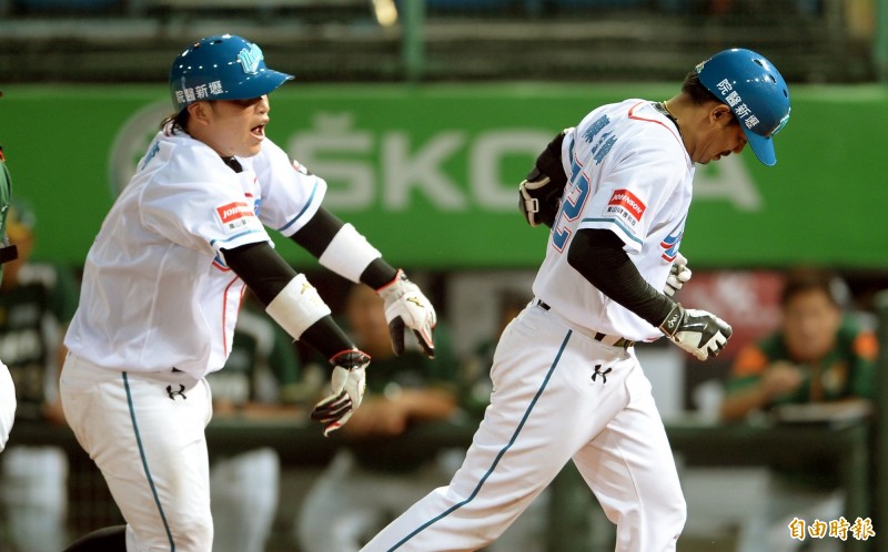 陳金鋒轟出全壘打，全場High翻，最淡定的卻是主角陳金鋒。（記者林正堃攝）