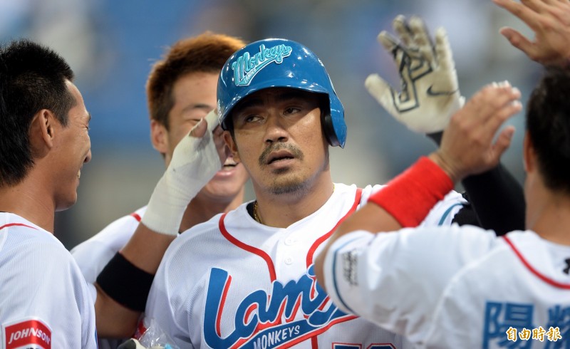 陳金鋒轟出全壘打，全場High翻，最淡定的卻是主角陳金鋒。（記者林正堃攝）