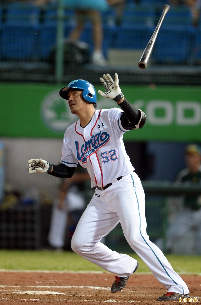 陳金鋒轟出全壘打，全場High翻，最淡定的卻是主角陳金鋒。（記者林正堃攝）