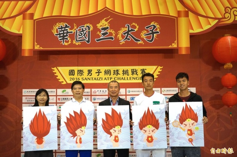 三太子盃開打，我國網協理事長廖裕輝（中）、老將王宇佐（右2）等人共同秀出造型可愛的「火三子」賽事吉祥物。（記者梁偉銘攝）