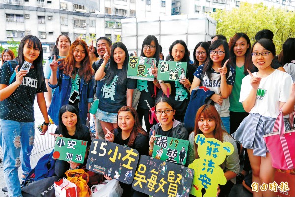 台啤球迷早上8點就來卡位。(記者卓佳萍攝) 台啤球迷早上8點就來卡位。(記者卓佳萍攝)