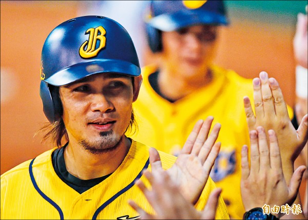 張志豪第五度上場打擊終於敲出安打。（記者劉信德攝）