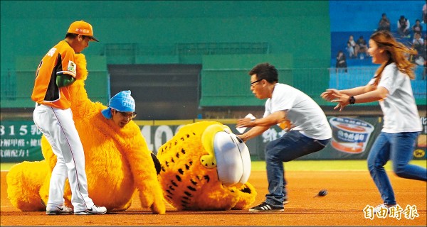 加菲貓為獅隊開完球，不慎跌倒「斷頭」。（記者劉信德攝）