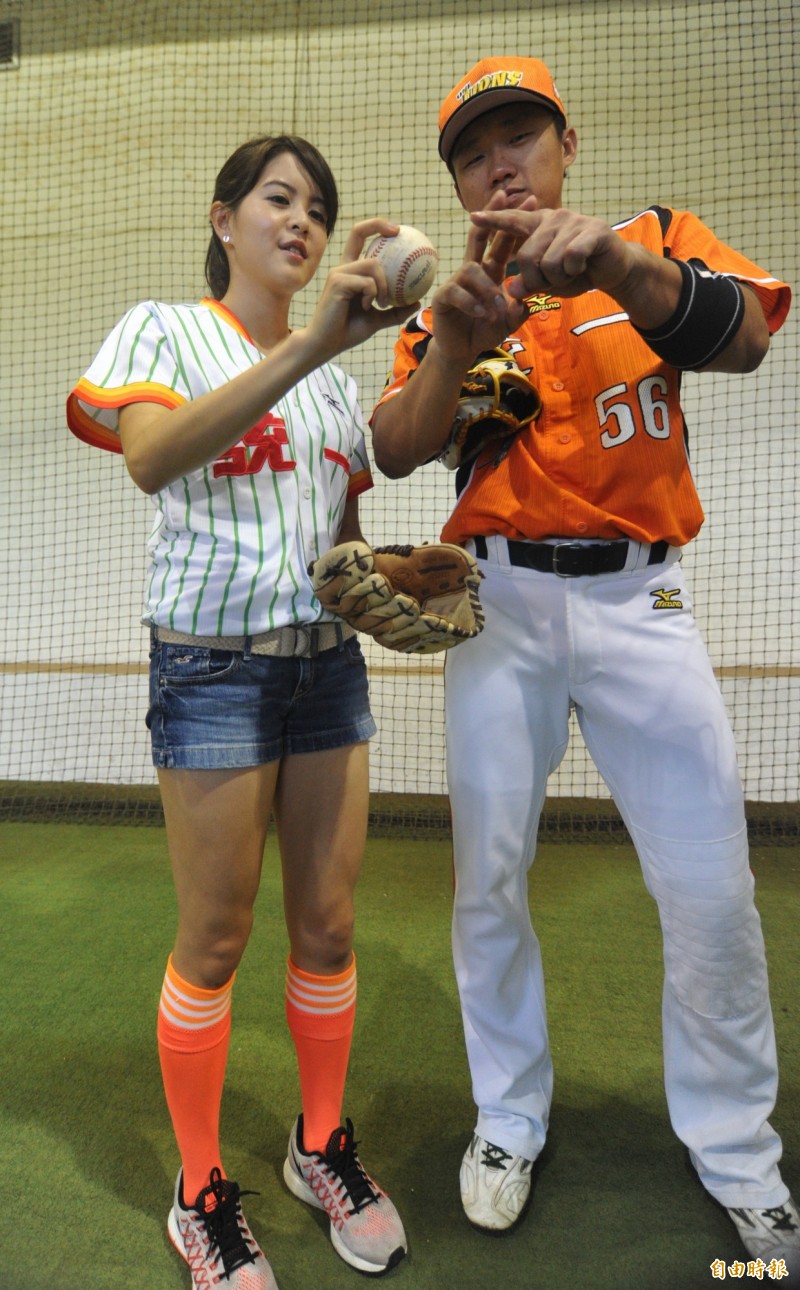 統一獅邀請主播林柏妤為比賽開球，因雨比賽被迫延期，林柏妤賽前與劉芙豪討教投球技巧，無法展現。（記者黃志源攝）