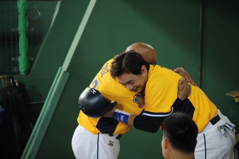 克魯茲與恰恰擁抱。（球團提供）