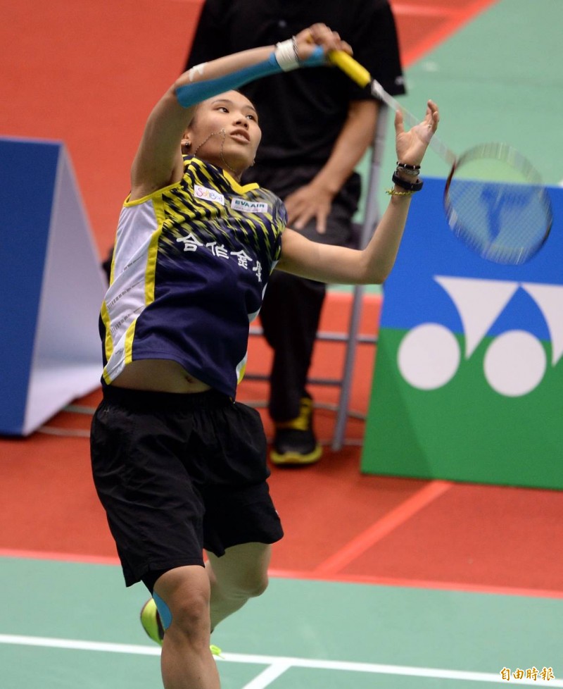 羽球》披無袖戰袍亮相 戴戴直落二晉級