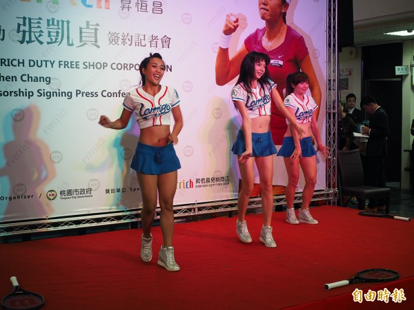 LamiGirls在簽約記者會上的表演熱力四射。（記者陳昀攝）