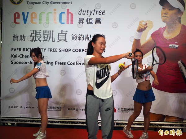 張凱貞（中）帶領LamiGirls示範網球動作。（記者陳昀攝）