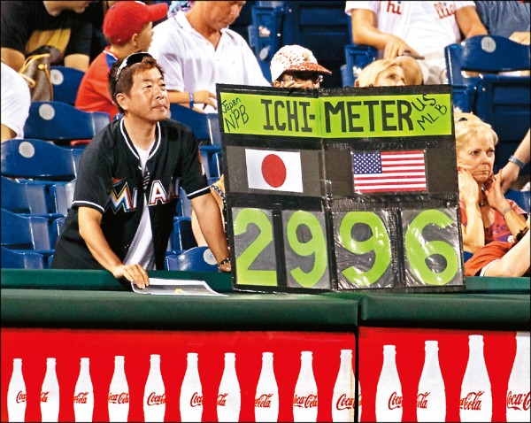 馬林魚球迷自製倒數看板，準備親眼見證一朗的3000安里程碑。（美聯社）