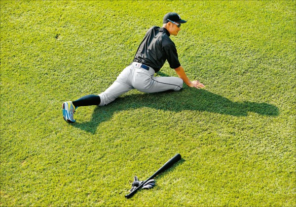 馬林魚作客小熊，鈴木一朗賽前熱身。（美聯社）