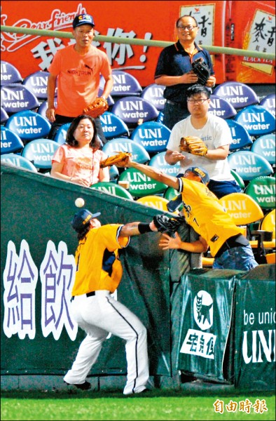 兩天前大聯盟紅人隊球星沃托才因受自家球迷干擾，接不到界外飛球，巧的是，昨晚兄弟右外野手陳子豪（左）也被兄弟球迷干擾，漏接外野飛球。（記者黃志源攝）